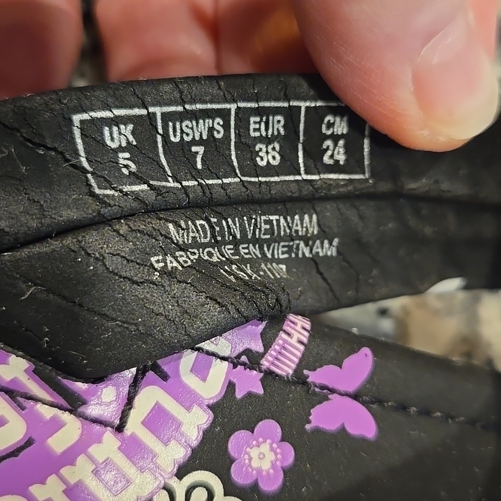 PUMA BLACK AND PURPLE FLORAL LOGO PRINT THONG FLIP-FLOPS. SIZE 7. - Picture 3 of 9